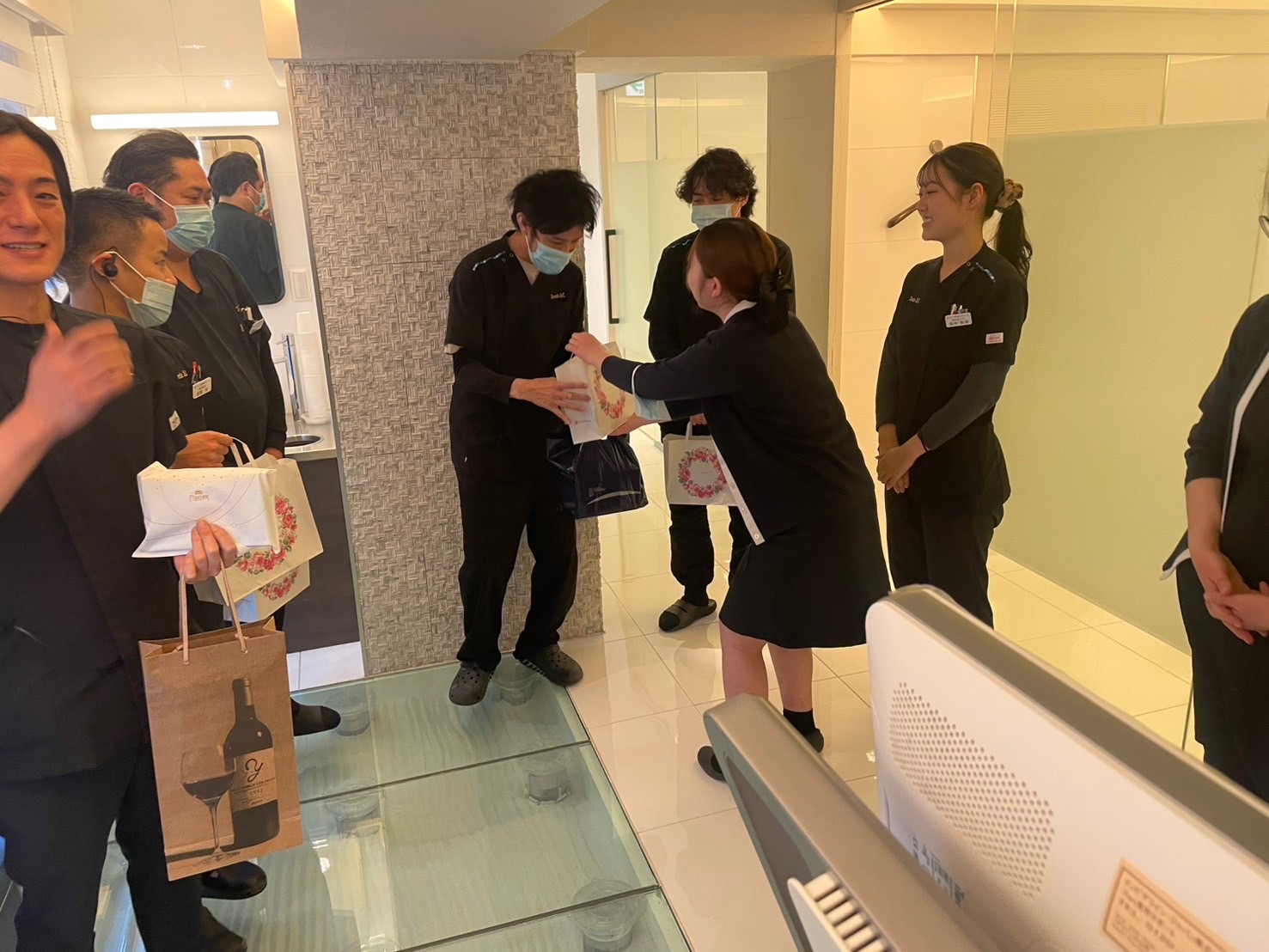 チョコレートを女性スタッフがお渡ししている様子です、素敵な笑顔です😁