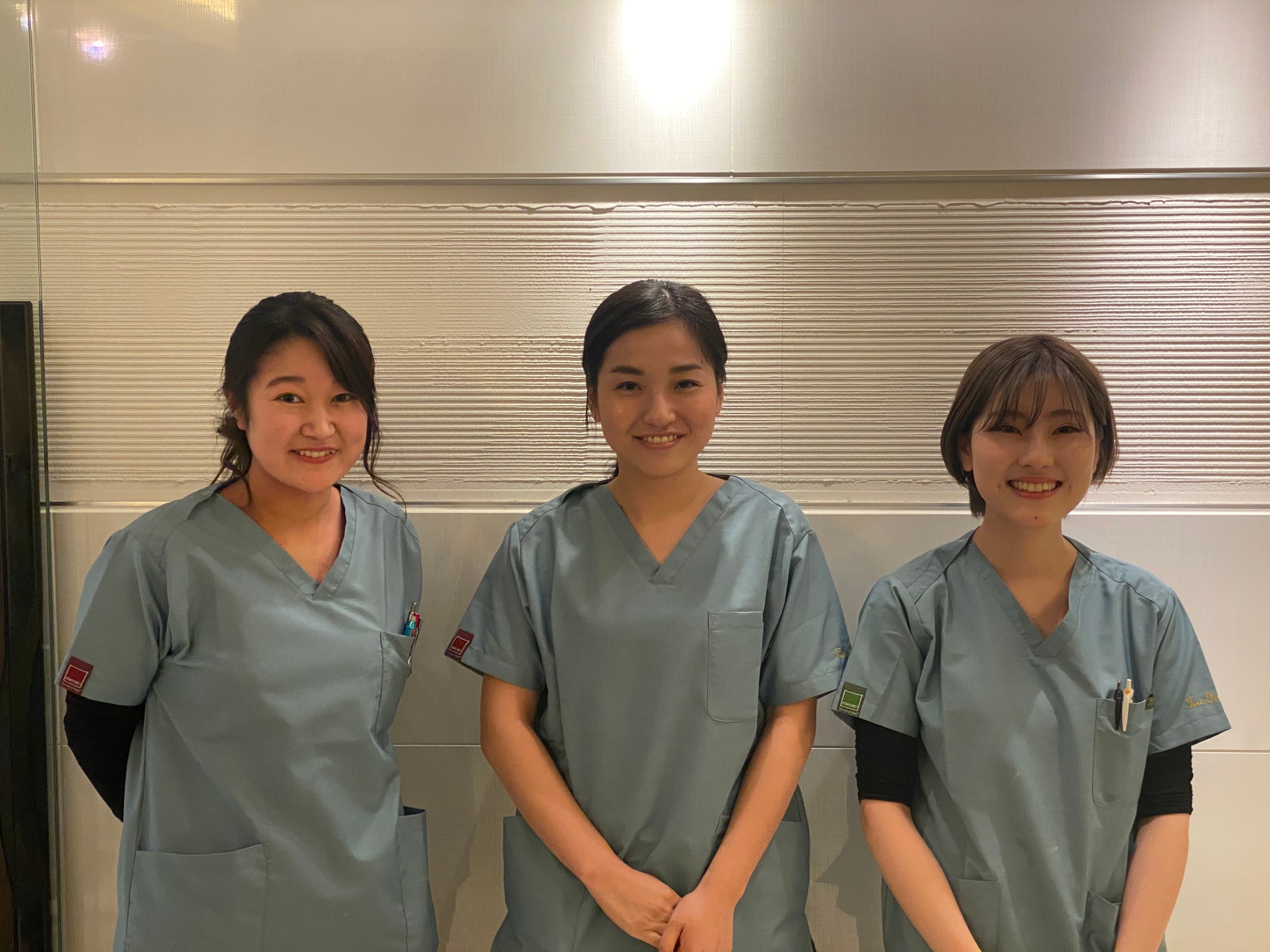 両側は新しい女性歯科技工士のお二人🦷