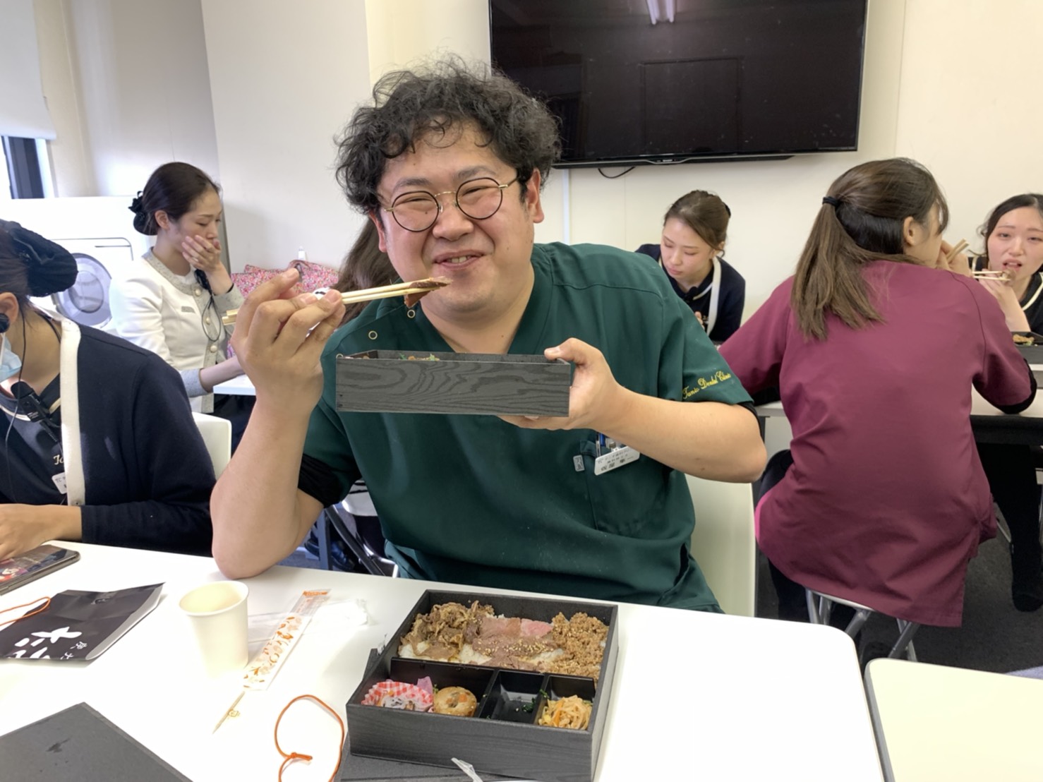 院長がダイエット中のため、ほぼ2個お弁当を食べる技工士仮屋さん