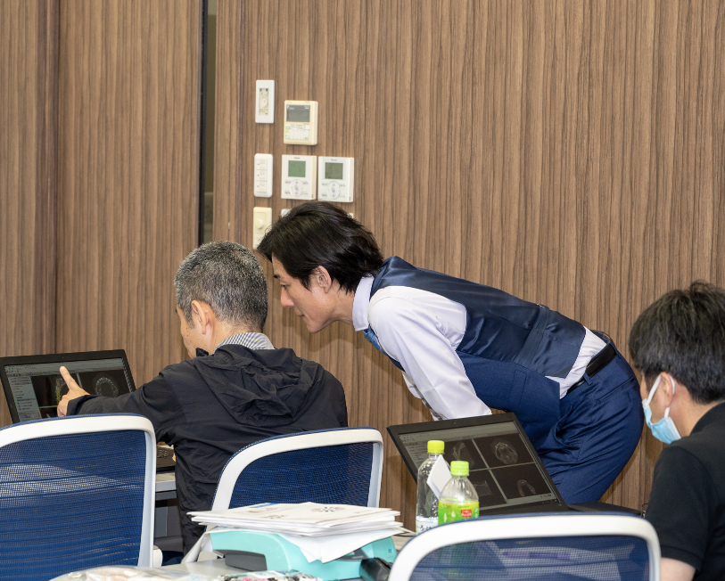 受講された方の質問に答える院長